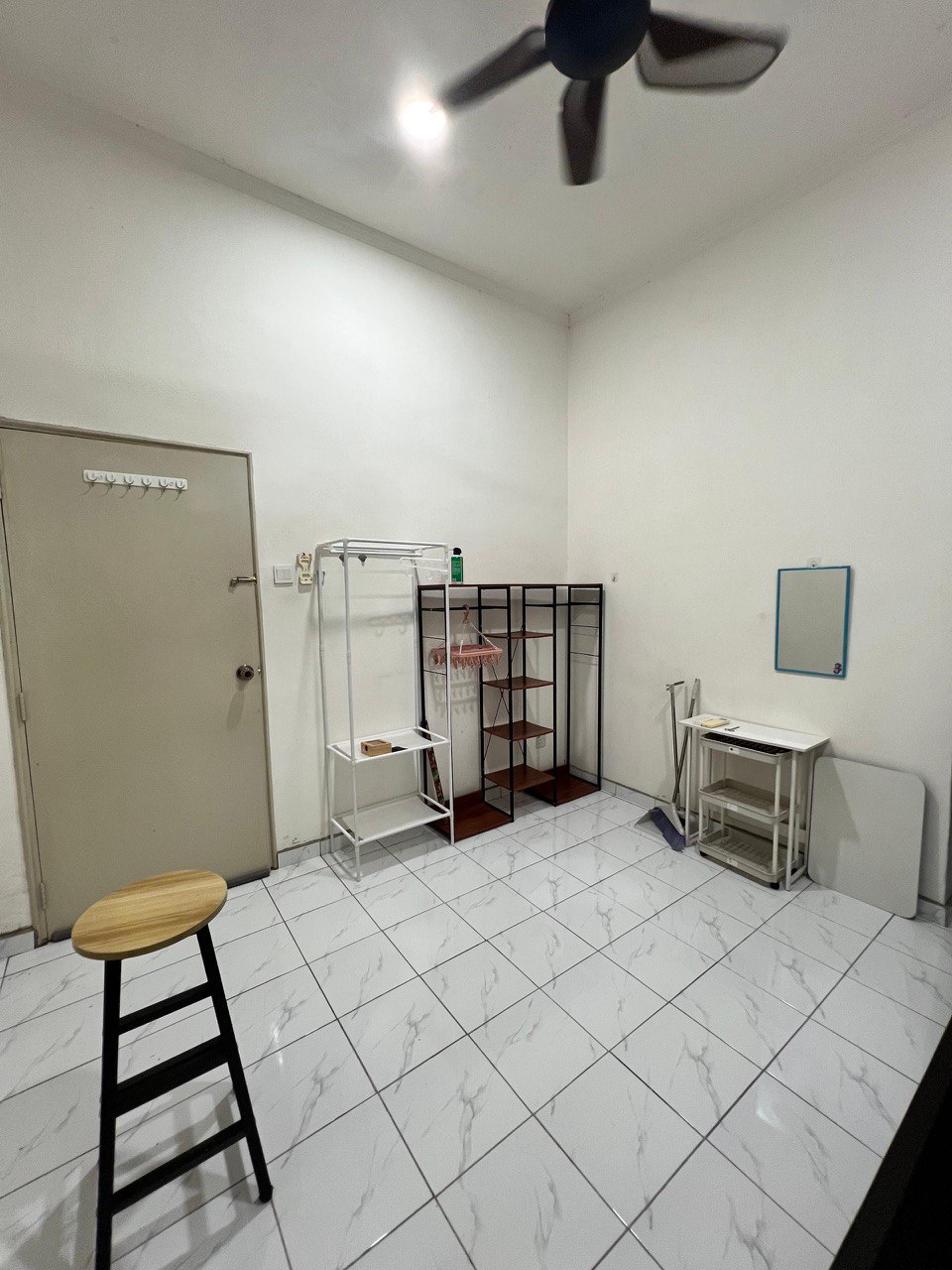 Frinza 02 - Single bedroom with Air-Conditioner view 2