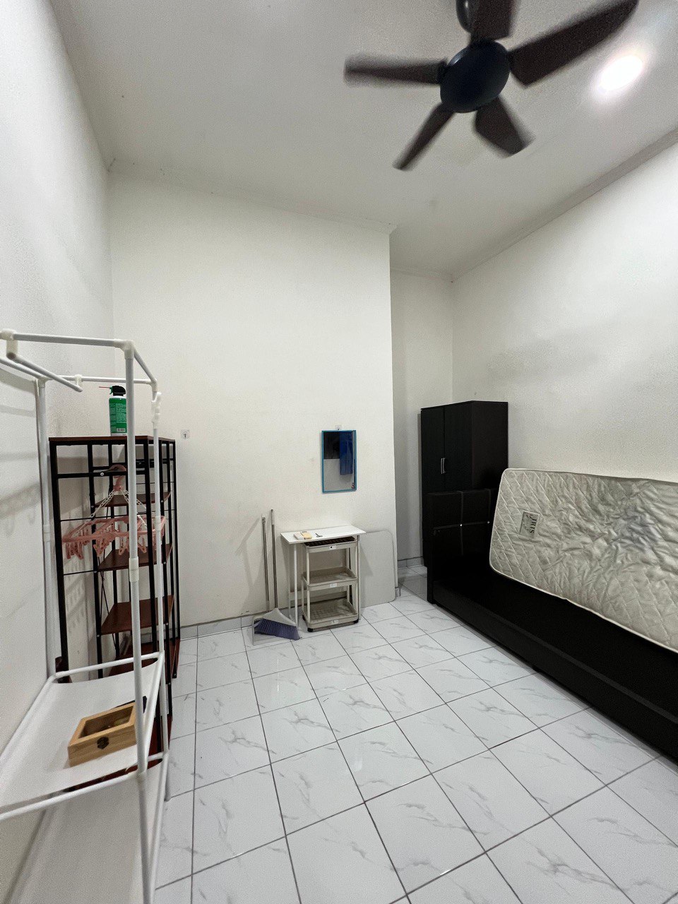 Frinza 02 - Single bedroom with Air-Conditioner view 3