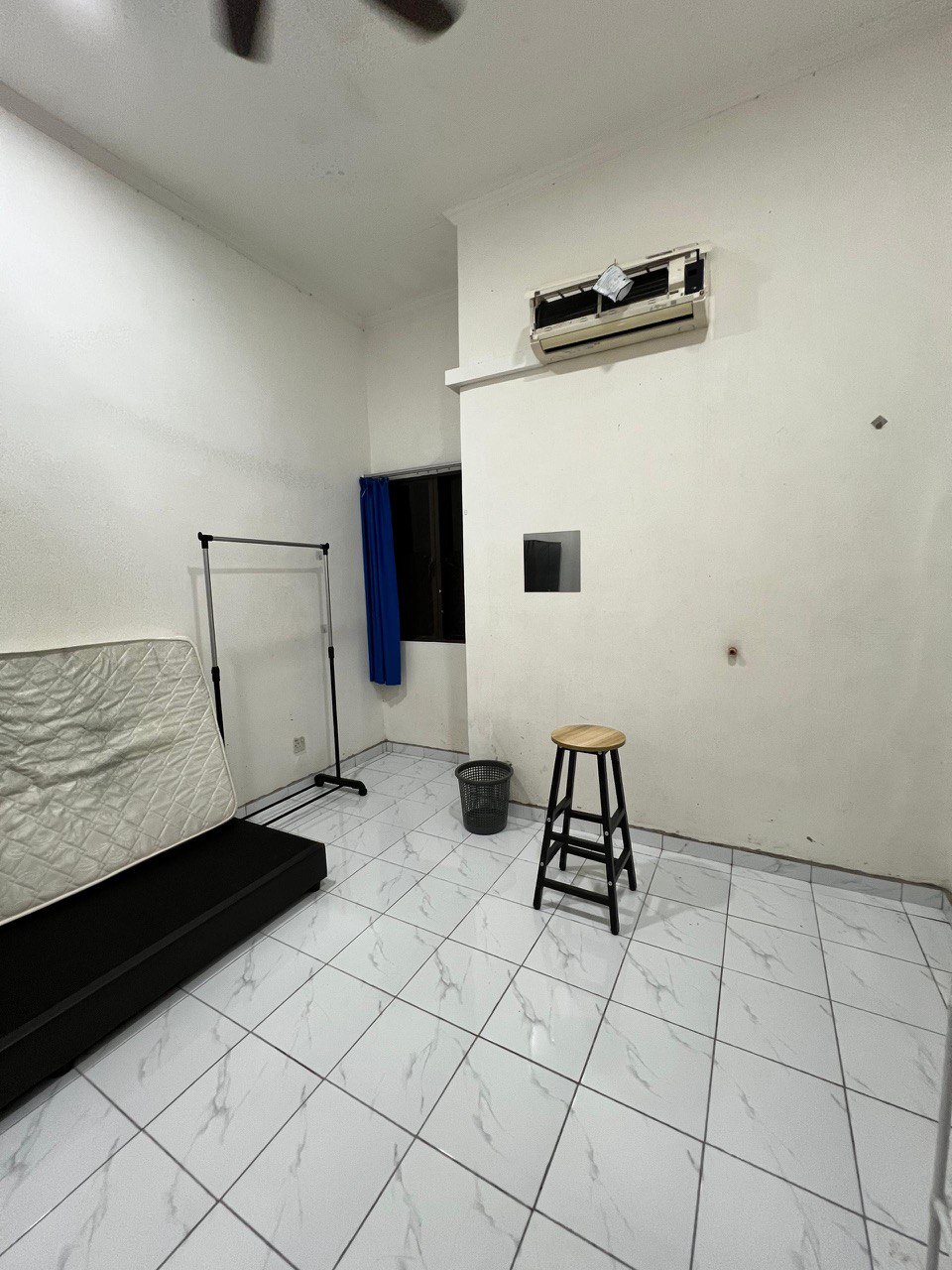 Frinza 02 - Single bedroom with Air-Conditioner view 4