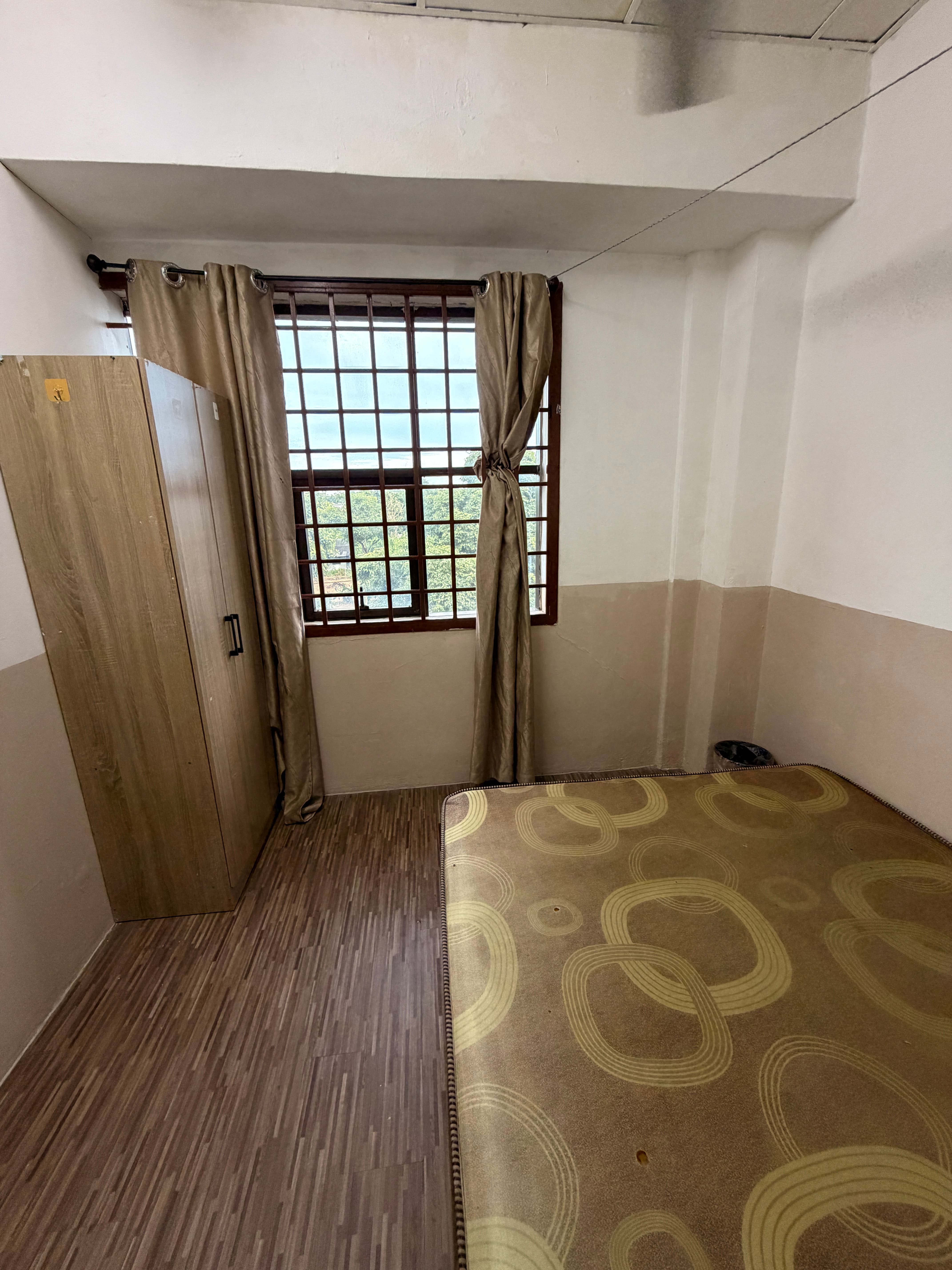 Larkin 04 - Queen bedroom (Window) with Air-conditioner view 3